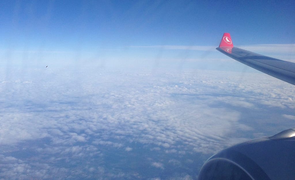 Blick aus dem Flugzeug  uber den Wolken