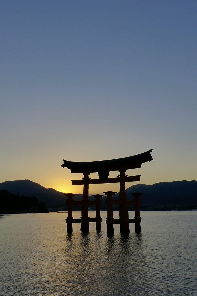 Blick auf das Grand Torii Gate auf Miyajima beim Sonnenutergang.