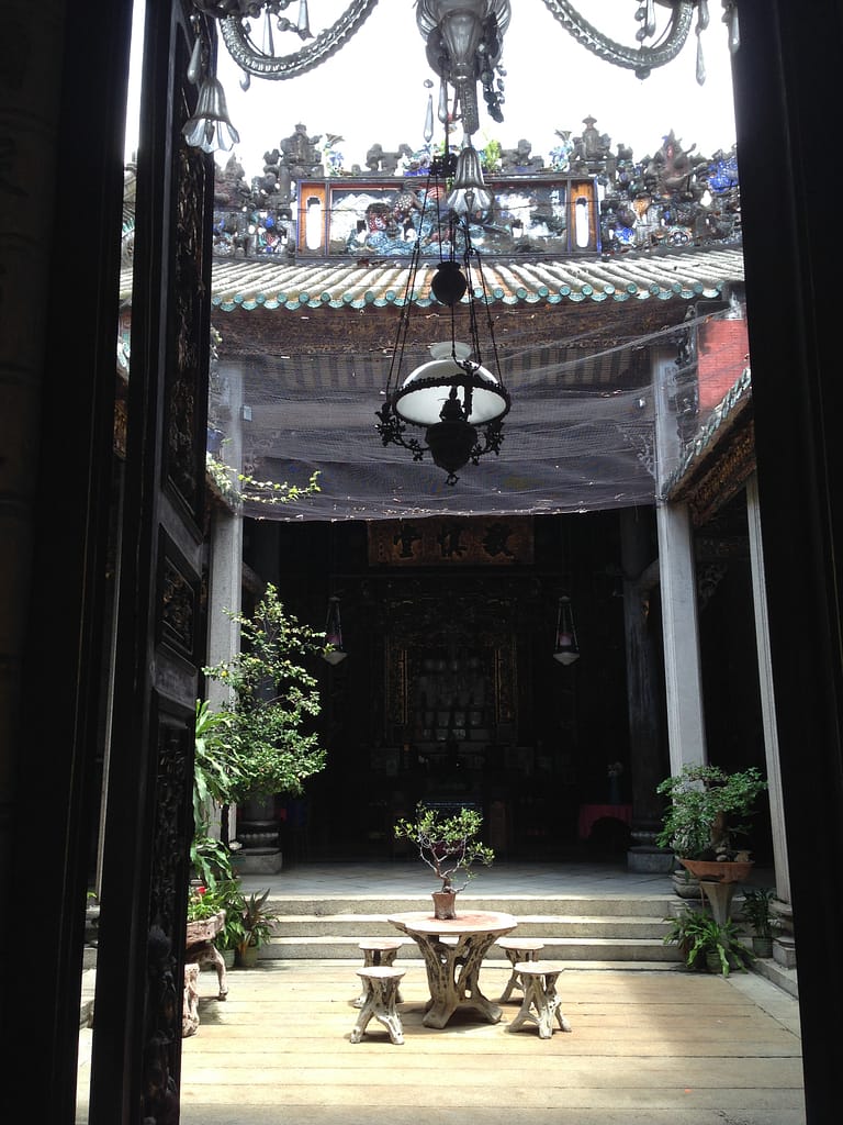 Blick in den Innenhof eines traditionellen Hauses in Georgetown Penang Malaysia